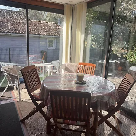 In Khelus With A Quiet Veranda & Nature シャレー *