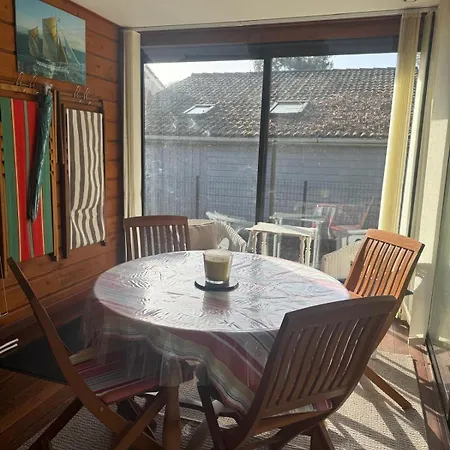 In Khelus With A Quiet Veranda & Nature グジャン・メストラ