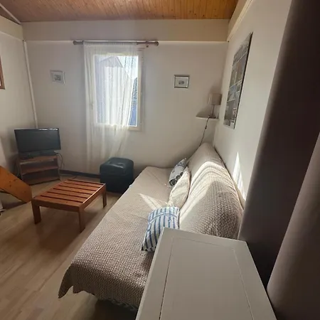 In Khelus With A Quiet Veranda & Nature グジャン・メストラ